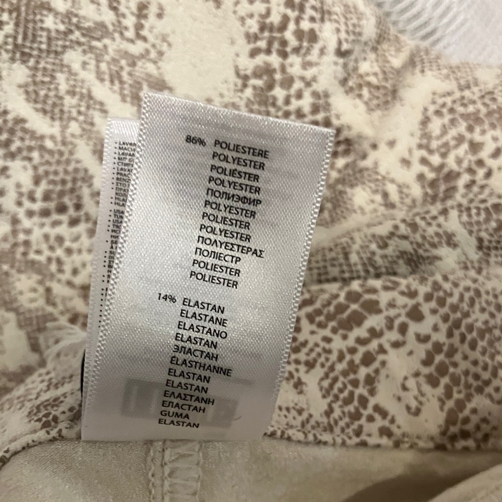 HUE Cream Patterned Leggings - Picture 8 of 11
